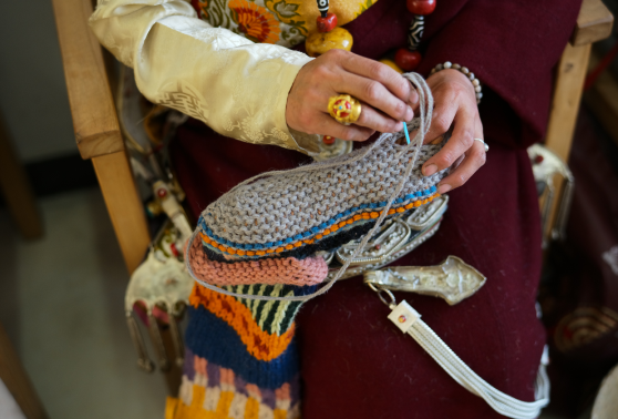 TEXTILE POSSIBILITY: THE ARCHITECTURE OF LOOPS AND KNITTING