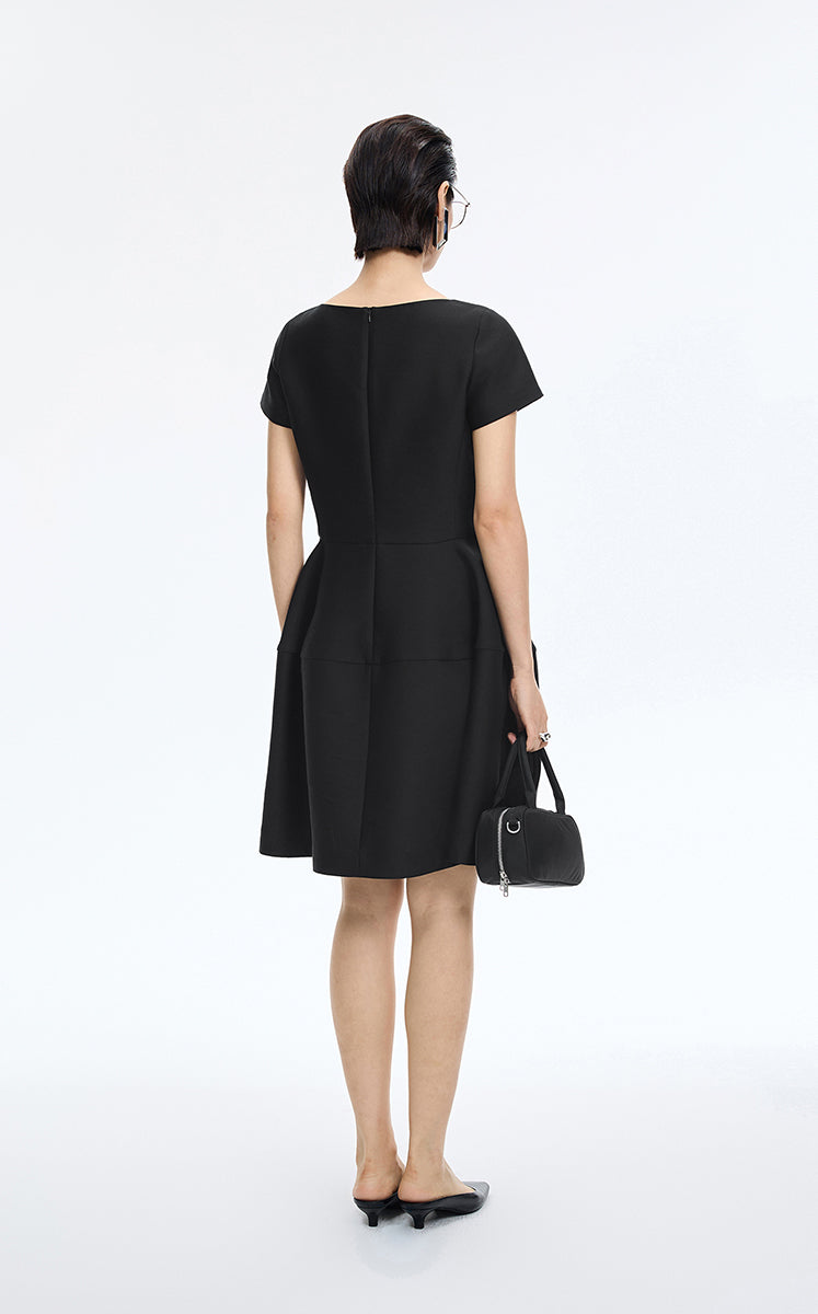 Dress / JNBY Sleek Boat Neck S-Line Dress